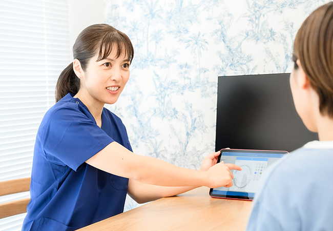 モニターを使って説明をする歯科医師